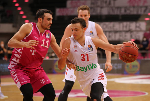 在两位年轻 在两位年轻